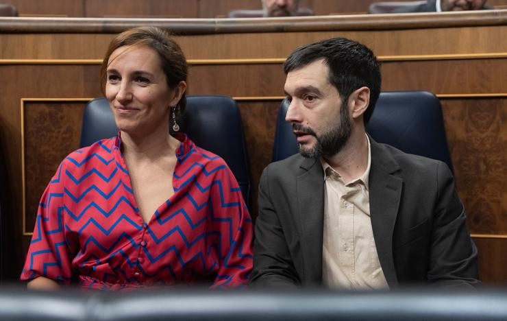 A ministra de Sanidade, Mónica García e o ministro de Dereitos Sociais, Consumo e Axenda 2030, Pablo Bustinduy, durante un pleno no Congreso dos Deputados, a 20 de decembro de 2023, en Madrid 