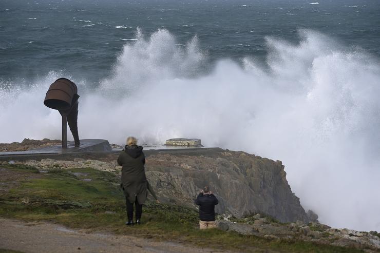 Arquivo - Varias persoas observan a ondada nos arredores da Torre de Hércules, durante o paso da borrasca ?Ciarán?, a 3 de novembro de 2023, na Coruña, Galicia (España).. M. Dylan - Europa Press - Arquivo / Europa Press