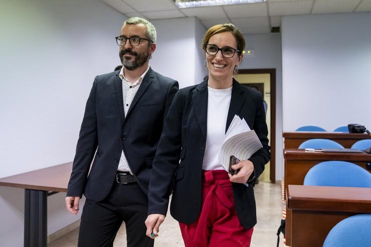 O Secretario de Estado de Sanidade, Javier Padilla e a ministra de Sanidade, Mónica García, á súa chegada unha rolda de prensa tras a reunión co Consello Interterritorial do Sistema Nacional de Saúde (CISNS), na sede do Ministerio, a 21 de diciembr. A. Pérez Meca - Europa Press 