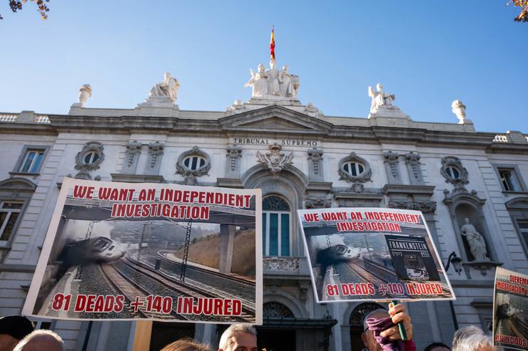 Varias persoas con carteis nos que piden unha investigación independente do accidente do Alvia / Matias Chiofalo