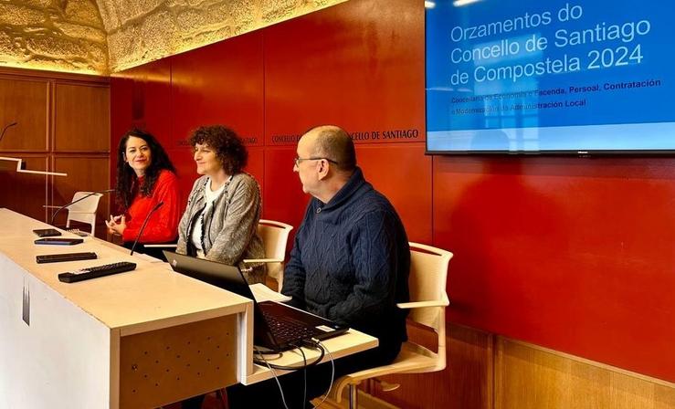 A alaldesa de Santiago, Goretti Sanmartín, a primeira tenente de alaldesa, María Rozas e o cconcejal de economía, Manuel César, na presentación de orzamentos.. CONCELLO DE SANTIAGO / Europa Press