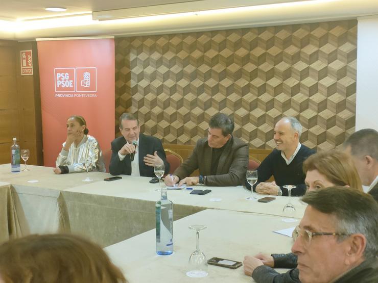 O candidato do PSdeG á presidencia da Xunta, José Ramón Gómez Besteiro, nunha reunión co alcalde de Vigo, Abel Caballero, a presidenta do partido en Galicia, Carmela Silva, e responsables provinciais e locais do PSOE. / Europa Press