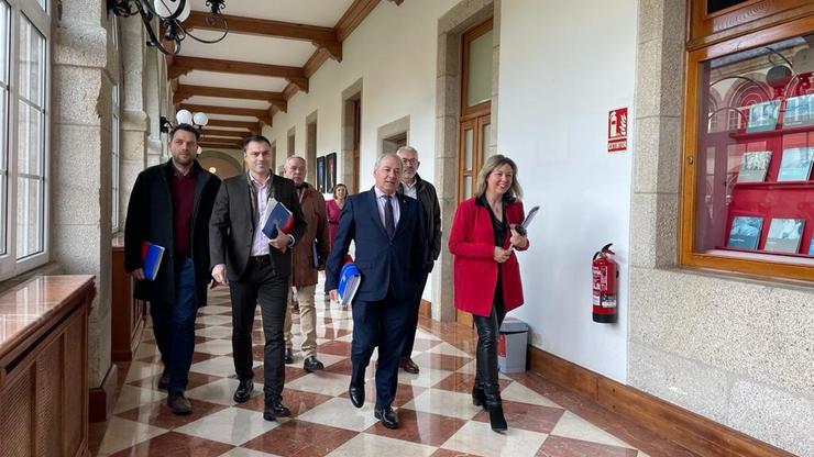 O presidente da Deputación de Lugo, José Tomé, xunto a algúns membros do PSdeG provincial. / Europa Press