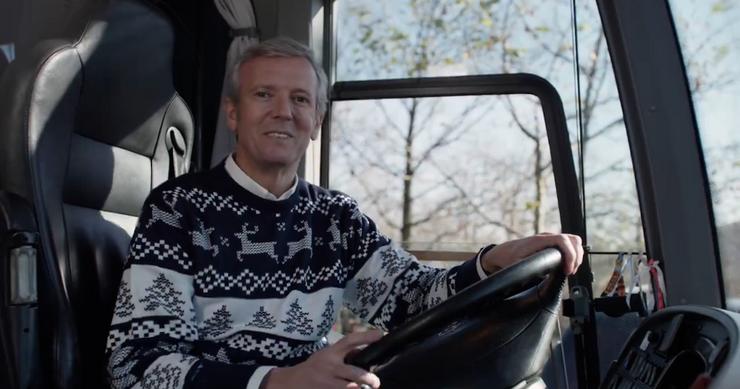 Rueda de condutor de autobús no vídeo de Nadal do PPdeG