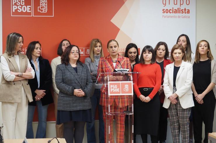 Deputadas e cargos socialistas arroupan á tienente de alcaldesa de Cangas, Iria Malvido, nunha rolda de prensa no Parlamento de Galicia. PSDEG 