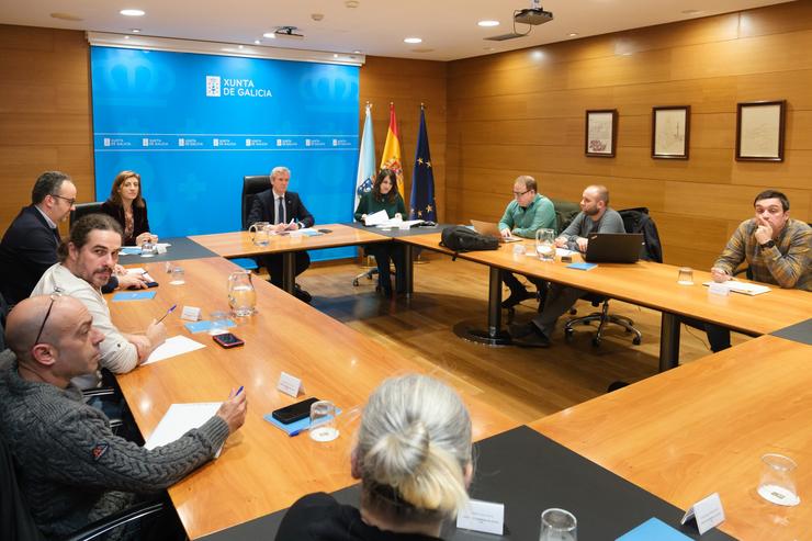 Reunión entre o presidente da Xunta, Alfonso Rueda, a vicepresidenta segunda, Ángeles Vázquez, e a conselleira de Economía, María Jesús Lorenzana co comité de empresa de Alcoa. DAVID CABEZON / XUNTA / Europa Press