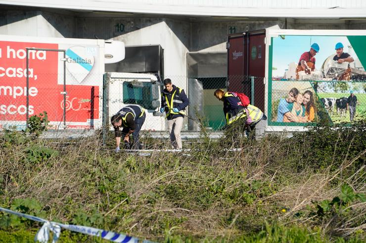 Varios axentes no lugar onde faleceu un home na  Coruña por disparos da Policía. M. Dylan - Europa Press / Europa Press