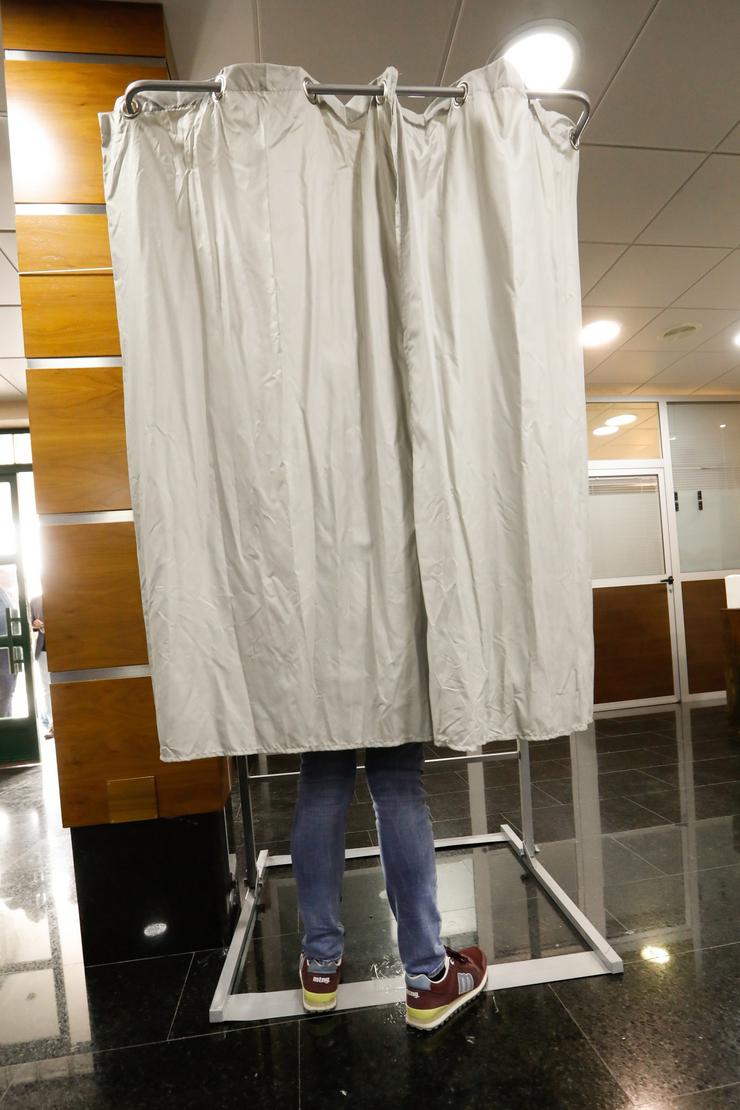 Imaxe dunha persoa votando.. EDU BOTELLA - Arquivo / Europa Press