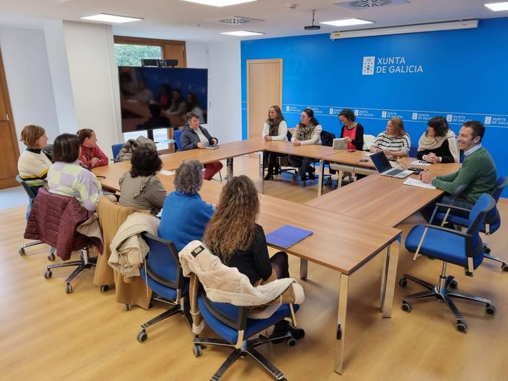 Alfonso Villares, na reunión coas representantes da  Asociación Nacional de Mulleres da Pesca. XUNTA / Europa Press