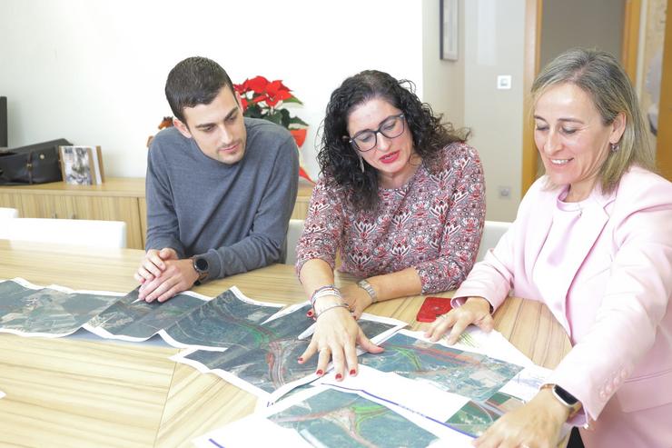 A conselleira de Infraestruturas, Ethel Vázquez, reúnese coa alcaldesa de Teo, Lucía Calvo.. XUNTA / Europa Press