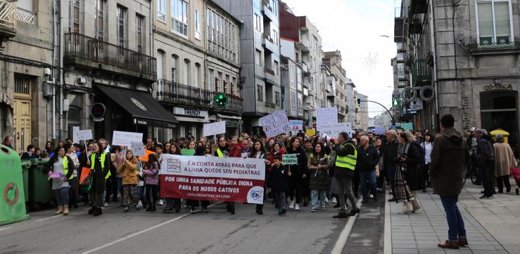 Manifestación en Xinzo contra a situación do servizo de Pediatría / Dendealimia.com