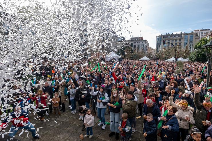 Asistentes á festa de fin de ano en Vilagarcía de Arousa-Pontevedra ás 12:00 do mediodía. CÉSAR ARXINA - EUROPA PRESS / Europa Press