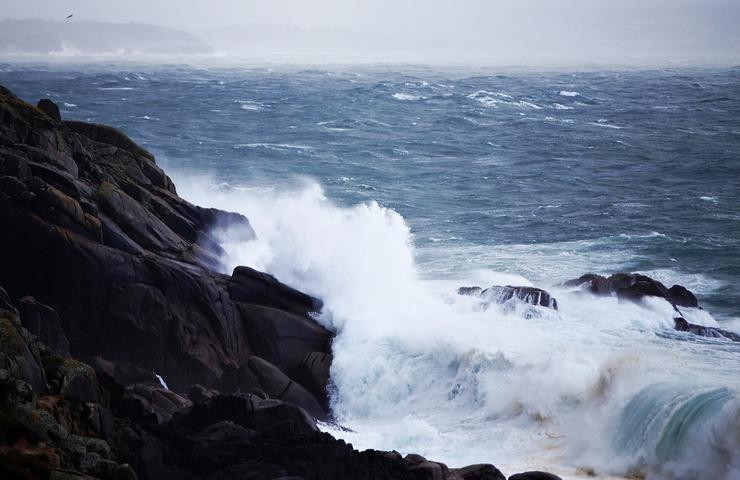 Arquivo - Grandes ondas no mar, a 17 de xaneiro de 2023, en Ferrol, A Coruña, Galicia (España).. Raúl Lomba - Europa Press - Arquivo 