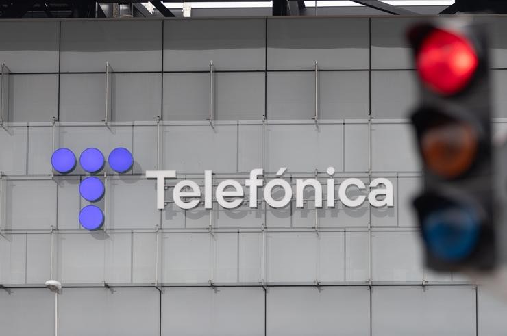 Un semáforo en vermello fronte á sede de Telefónica 