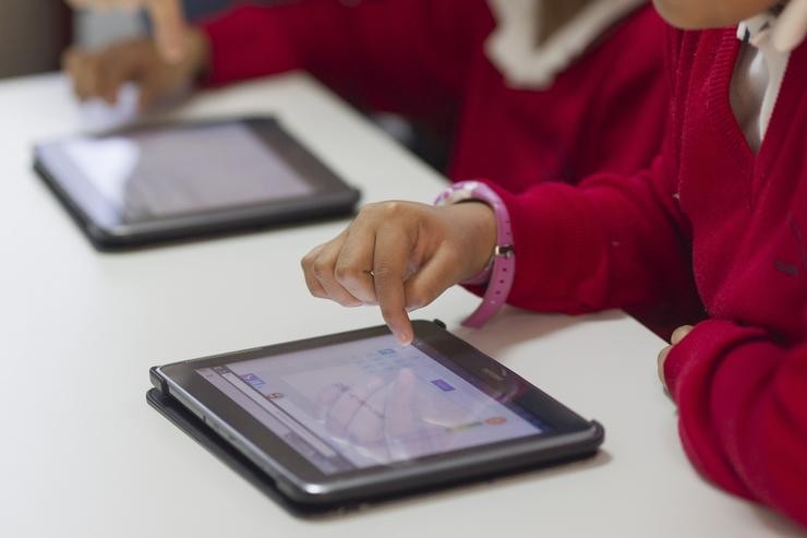 Un colexio cunha clase de primaria onde os estudantes están facendo os deberes cunha tablet / EUROPA PRESS - Arquivo
