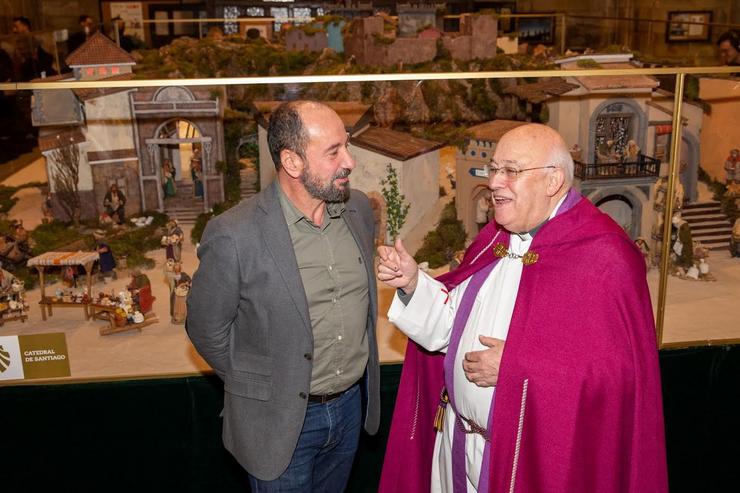 O director de Turismo de Galicia, Xosé Merelles e o Deán da Catedral, José Fernández Lago na inauguración do Belén da Catedral / XOÁN CRESPO