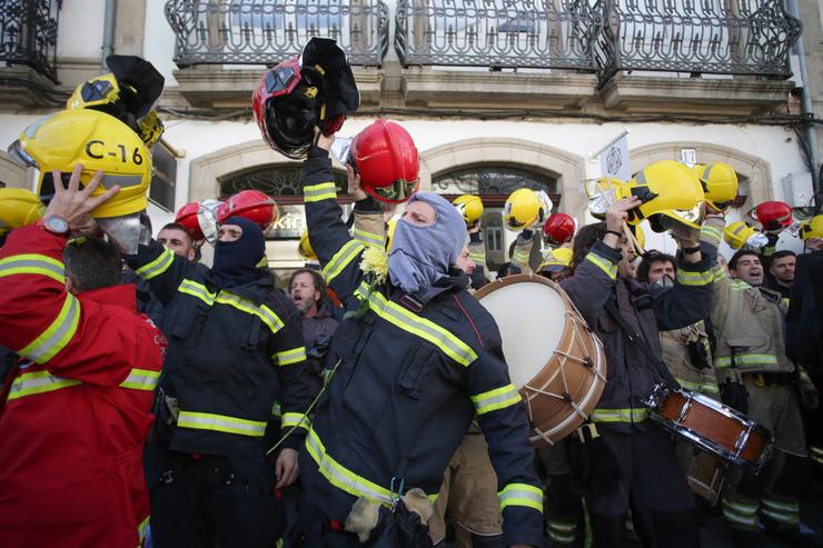 Decenas de bombeiros dos parques comarcais de Galicia durante a protesta por unha mellora das condicións laborais, fronte á Deputación de Lugo, a 31 de outubro de 2023 / Carlos Castro - Arquivo