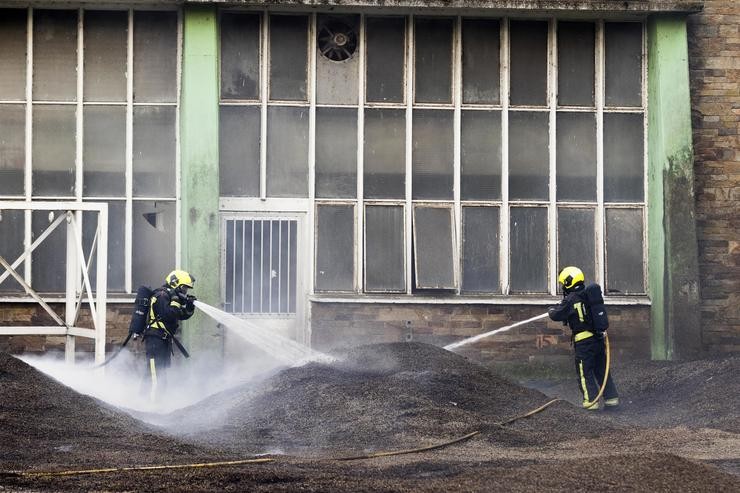 Dous bombeiros traballan na extinción do lume nas instalacións da antiga fábrica de Pontesa, a 7 de novembro de 2022, en Ponte Sampaio, Pontevedra 
