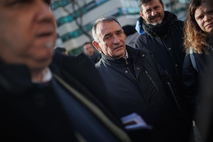 O secretario xeral do PCE e portavoz parlamentario de Esquerda Unida, Enrique Santiago (e) e o deputado de Podemos Rafael Mayoral (d), nos Xulgados do Penal, o día que xulgan os sindicalistas do persoal de Alcoa detidos nunha protesta / Alejandro Martínez Vélez - Europa Press.