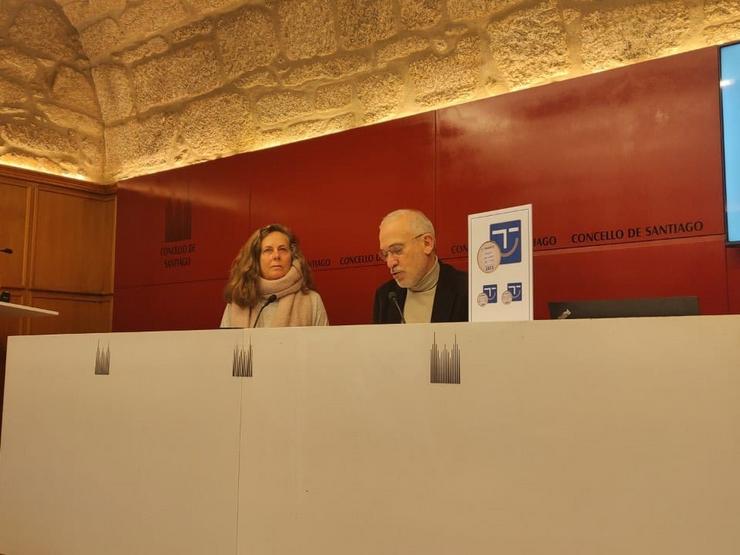 O concelleiro de Turismo, Sindo Guinarte, e a xerente de Turismo de Santiago, Flavia Ramil / Europa Press.