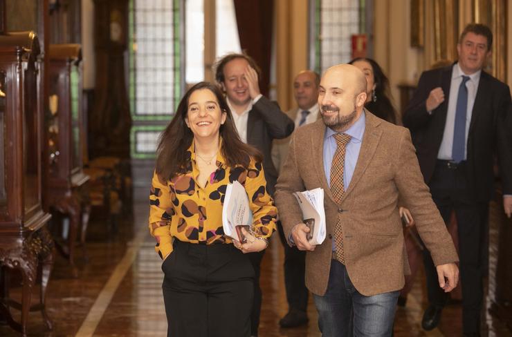 A alcaldesa da Coruña, Inés Rey, e o portavoz do goberno local, José Manuel Lage, ao comezo dun pleno municipal / ANDY PÉREZ