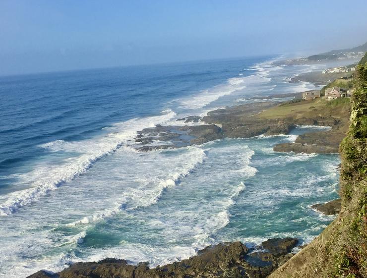 As ondas do Pacífico batendo en Yachats, Oregón