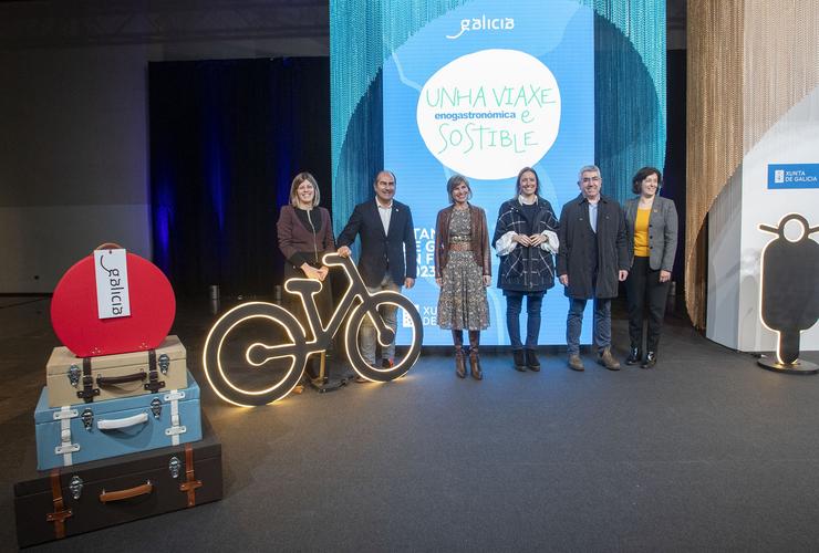 A directora  de Turismo de Galicia, Nava Castro, a xerente de Galicia Calidade, Ana Méndez, e a directora do Centro Superior de Hostalaría, Marta Fernández, presentan en rolda de prensa a caseta de Galicia en Fitur / CONCHI PAZ