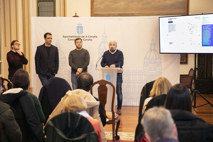 O portavoz do goberno local da Coruña, José Manuel Lage, presenta o novo mapa interactivo da cidade / ANDY PÉREZ