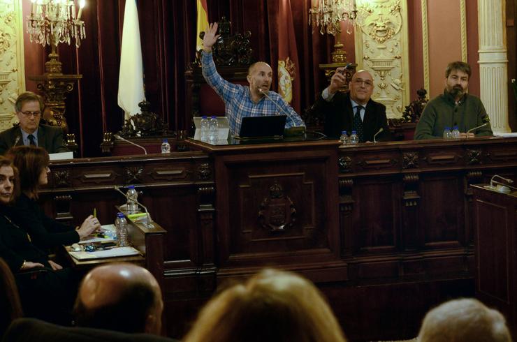 O alcalde de Ourense, Gonzalo Pérez Jácome (3d), e o tenente alcalde Armando Ojea (2d) votan en contra da moción presentada polo PP durante un pleno no Concello de Ourense / Rosa Veiga - Europa Press / Europa Press
