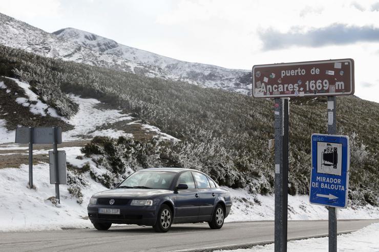 Arquivo - Un coche circula por unha das estradas da Serra dos  Ancares, a 3 de abril de 2022, en Cervantes, Lugo, Galicia.. Carlos Castro - Europa Press - Arquivo / Europa Press