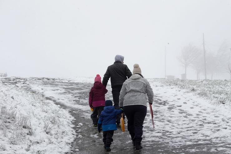 Unha familia chega á parroquia do Cebreiro para gozar da neve 