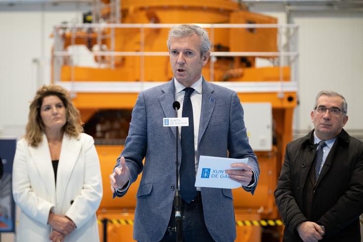O presidente da Xunta, Alfonso Rueda, nas instalacións do grupo Intaf de maquinaria industrial, en Narón (A Coruña). DAVID CABEZÓN  / XUNTA / Europa Press