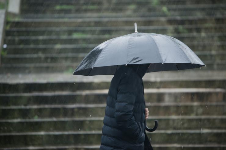 Unha persoa con paraugas para protexerse da choiva. Gustavo da Paz - Europa Press