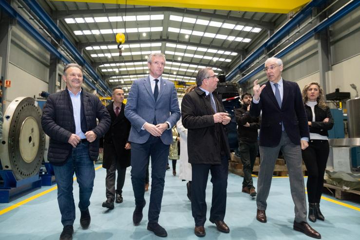 O presidente da Xunta, Alfonso Rueda, acompañado do vicepresidente primeiro e conselleiro de Economía, Industria e Innovación, Francisco Conde, visita as instalacións do grupo Intaf de maquinaria industrial en Narón / DAVID CABEZÓN