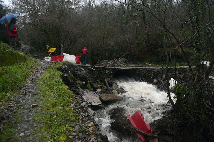 A crecida do arroio Pereanes obriga a cortar o acceso que quedaba ao pobo de San Vicente de Leira, a 16 de xaneiro de 2023, en Vilamartín de Valdeorras, Ourense, Galicia (España). A borrasca Gérard, sétima da tempada, adiántase á borrasc. Rosa Veiga - Europa Press