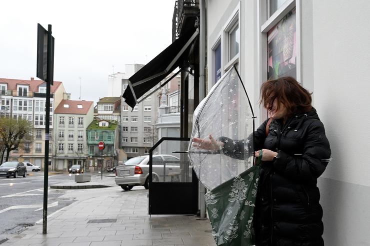 Unha muller abre un paraugas tras o paso da borrasca Gérard na Coruña / Europa Press