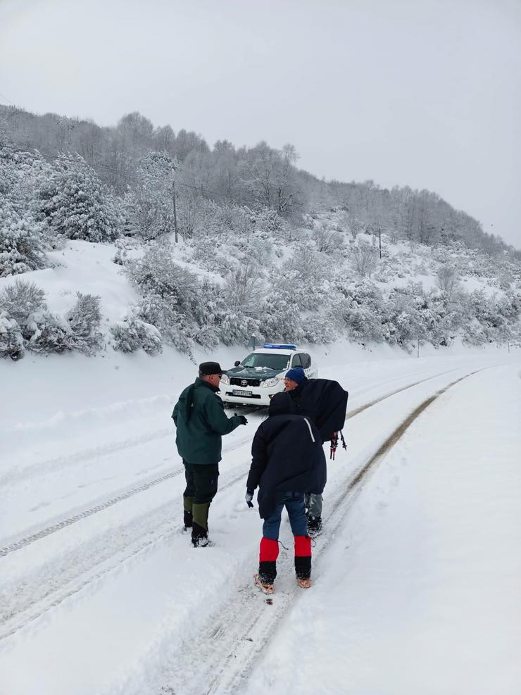 Peregrinos en Pedrafita do Cebreiro en pleno temporal de neve. GARDA CIVIL