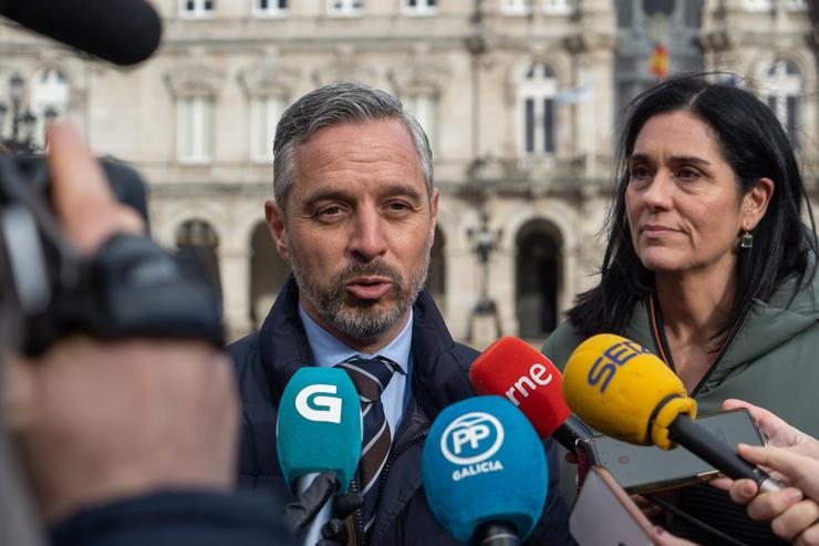 O vicesecretario de Economía do PP, Juan Bravo, xunto á secretaria xeral do PPdeG, Paula Prado, en declaracións aos medios de comunicación. PP