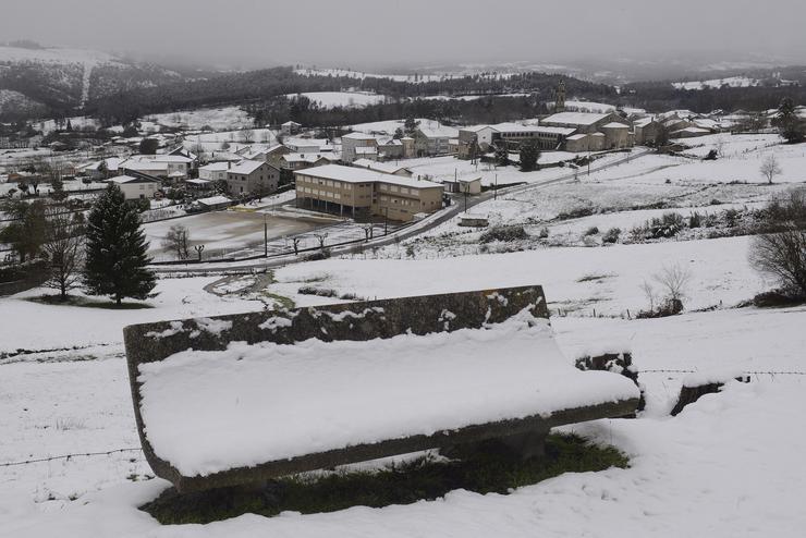 Un banco cuberto de neve, a 18 de xaneiro de 2023, en Xunqueira  de Espadanedo 