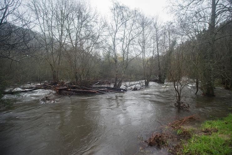 Un río desborda polo temporal en Galicia / Gustavo de la Paz - Europa Press