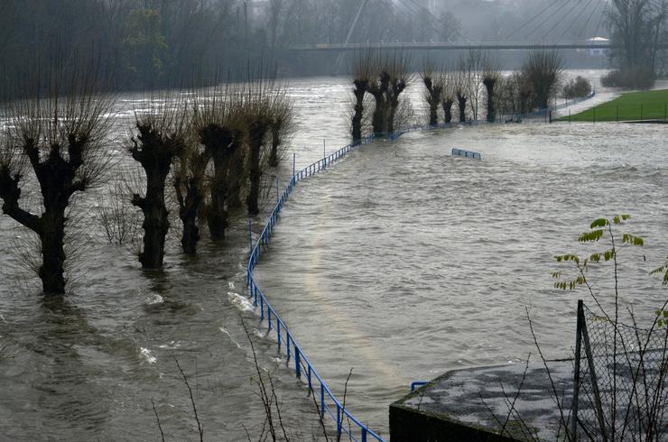 Crecida do río Miño ao seu paso pola cidade de Ourense, a 19 de xaneiro de 2023, en Ourense, Galicia (España). A Axencia Estatal de Meteoroloxía (Aemet) mantén a Lugo en alerta amarela polo temporal, debido ás diversas inundacións que se están pr. Rosa Veiga - Europa Press / Europa Press