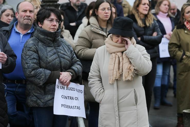 Unha muller cun cartel na man nunha concentración de repulsa polo caso da nena violada en Baleira, a 21 de xaneiro de 2023, en Baleira, Lugo, Galicia (España). Tres persoas foron condenadas a tres anos de prisión acusadas de abuso sexual cont. Carlos Castro - Europa Press