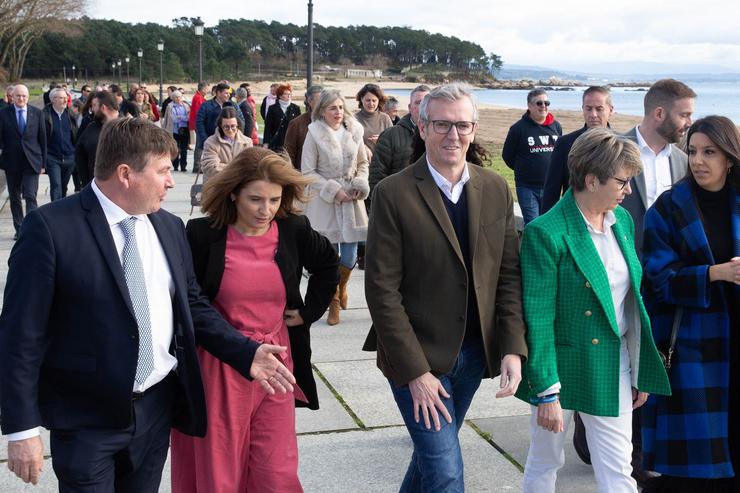 O presidente da Xunta, Alfonso Rueda, acompañada da conselleira do Mar, Rosa Quintana, en Ribeira. XOÁN CRESPO / Europa Press