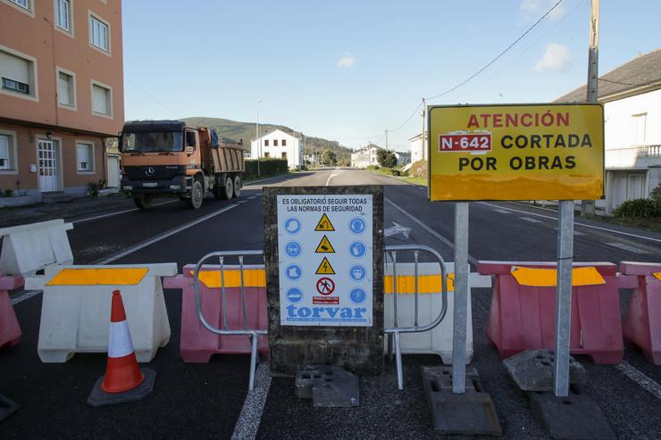 Zona acordoada para o paso á estrada N-642, a 21 de xaneiro de 2023, en Lugo, Galicia (España). A estrada N-642, que une os municipios da Mariña lucense, permanece cortada ao tráfico á altura do acceso a Burela desde Foz debido a unha focha. Carlos Castro - Europa Press / Europa Press