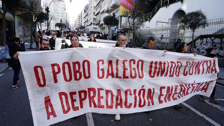 Varias persoas cunha pancarta durante unha manifestación contra a 'depredación' enerxética, a 22 de xaneiro de 2023, en Vigo, Pontevedra, Galicia.. Javier Vázquez - Europa Press 