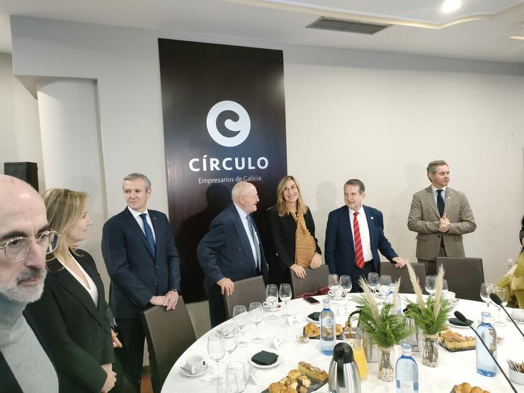 O presidente da Xunta, Alfonso Rueda, no Círculo de Empresarios de Galicia, xunto ao presidente do Círculo, Manuel Rodríguez; o alcalde de Vigo, Abel Caballero; o delegado do Goberno, José Miñones; e outras autoridades. / Europa Press