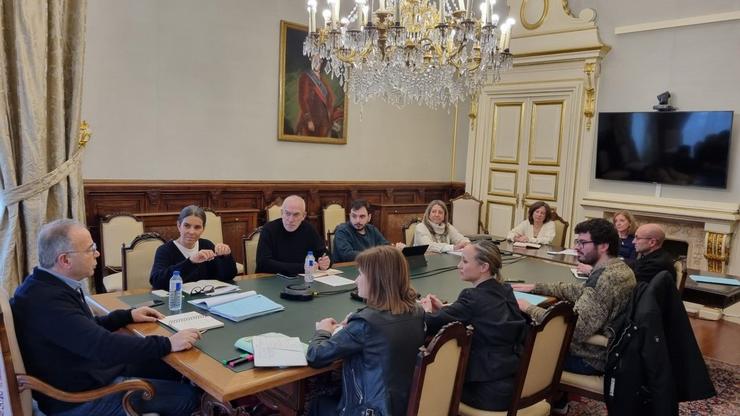 O grupo municipal socialista de Santiago de Compostela nunha reunión no Pazo de Raxoi.. SOCIALISTAS SANTIAGO / Europa Press