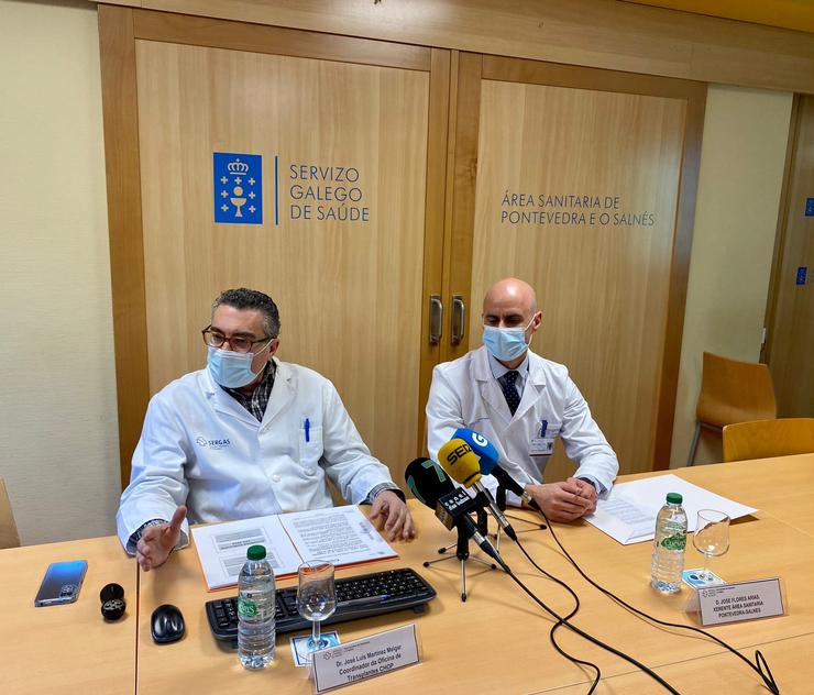 O responsable da Oficina de Coordinación de Transplantes da área sanitaria de Pontevedra-O Salnés, o doutor José Luís Martínez Melgar, e o xerente da área, José Flores, en rolda de prensa.. ÁREA SANITARIA 