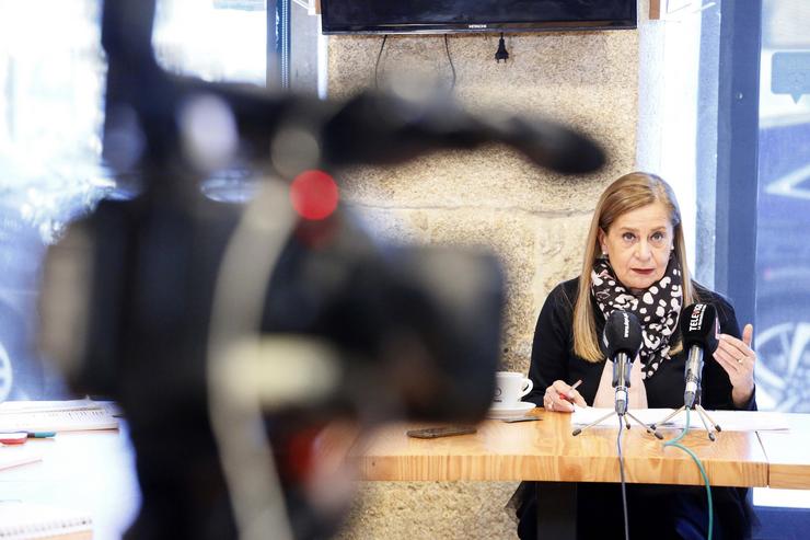 A presidenta da Deputación de Pontevedra, Carmela Silva,  nun almorzo informativo con medios en Baiona.. RAFA ESTEVEZ / Europa Press