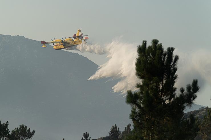 Un avión de extinción de incendios traballa na extinción dun incendio no verán 